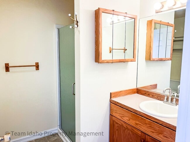 Building Photo - 5 bedrooms, 3 baths, and 3004 sqft Single Family Home