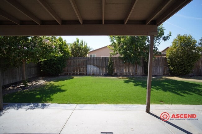 Building Photo - Beautiful 4 Bedroom SW Home Close to Freeway!