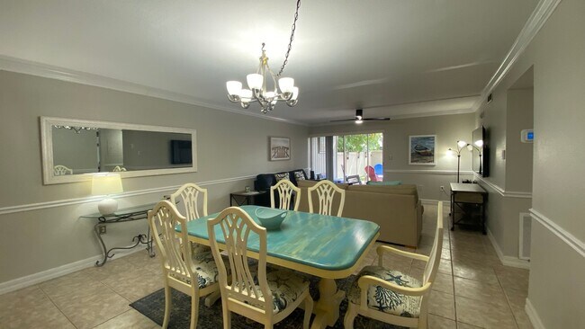 Building Photo - Charming 2/2 Seasonal Rental in Sarasota –...