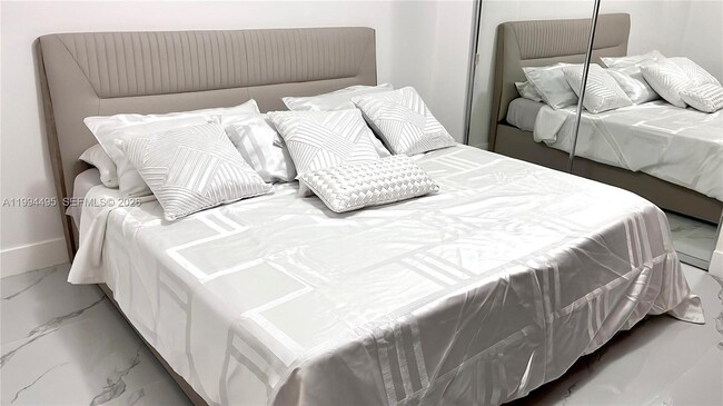 Building Photo - 3701 N Country Club Dr