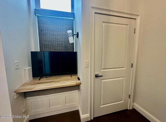 Building Photo - 77 Van Dam St