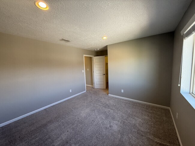 Building Photo - 6624 Yawkey Way NE