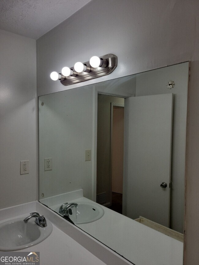 Building Photo - 463 Rock Meadow Dr