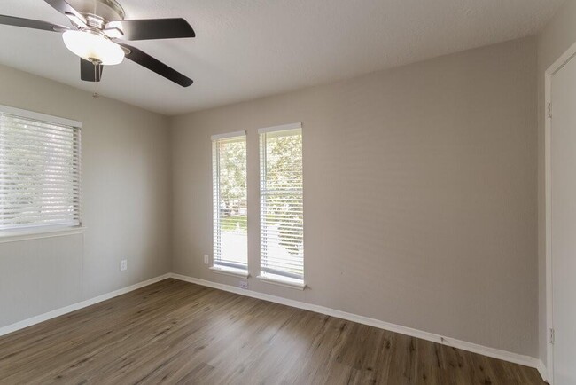 Building Photo - 701 Tanglewood Dr