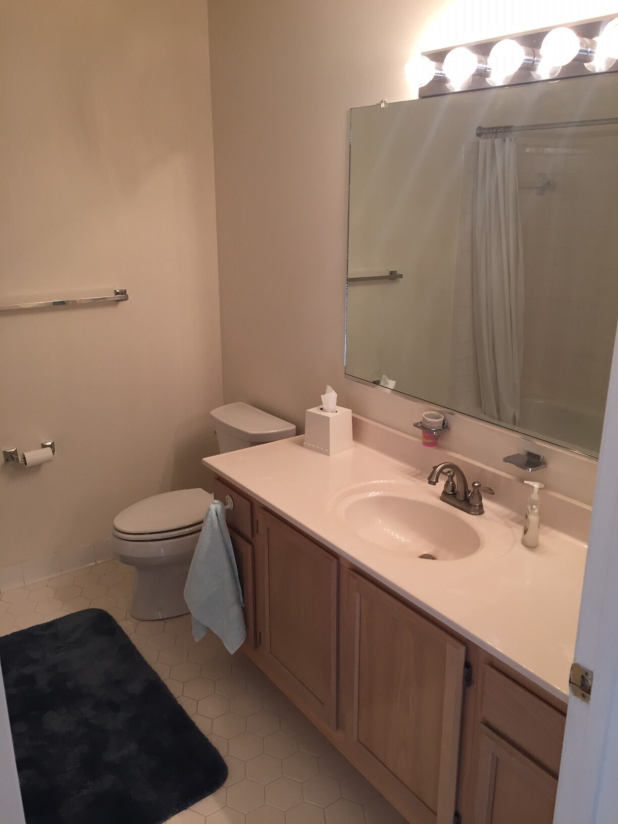 Guest Bathroom - 605 Admiral Dr