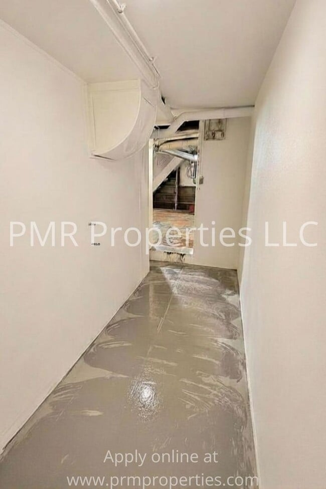 Building Photo - 6 Bedrooms / 3.5 Bathrooms House