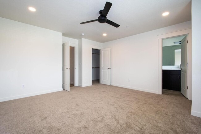 Building Photo - 7618 NE 71st Pl