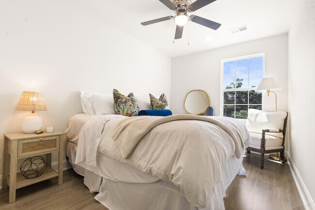 Building Photo - 2042 Delaware Ave