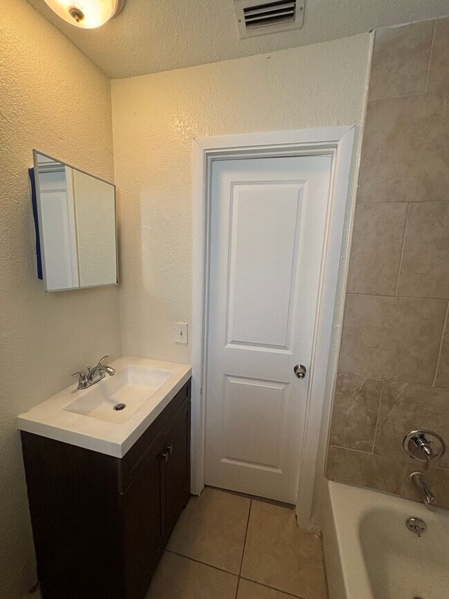 Building Photo - 3 bedroom 2 bath duplex