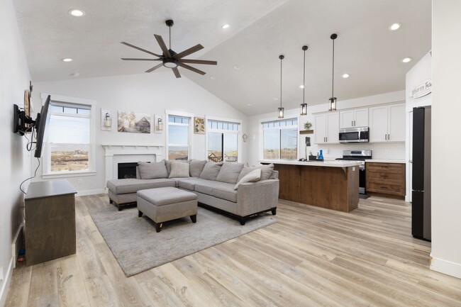 Building Photo - **Charming Home in Provo, UT 84401 – Avail...