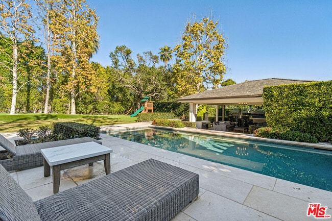 Building Photo - 458 Toyopa Dr