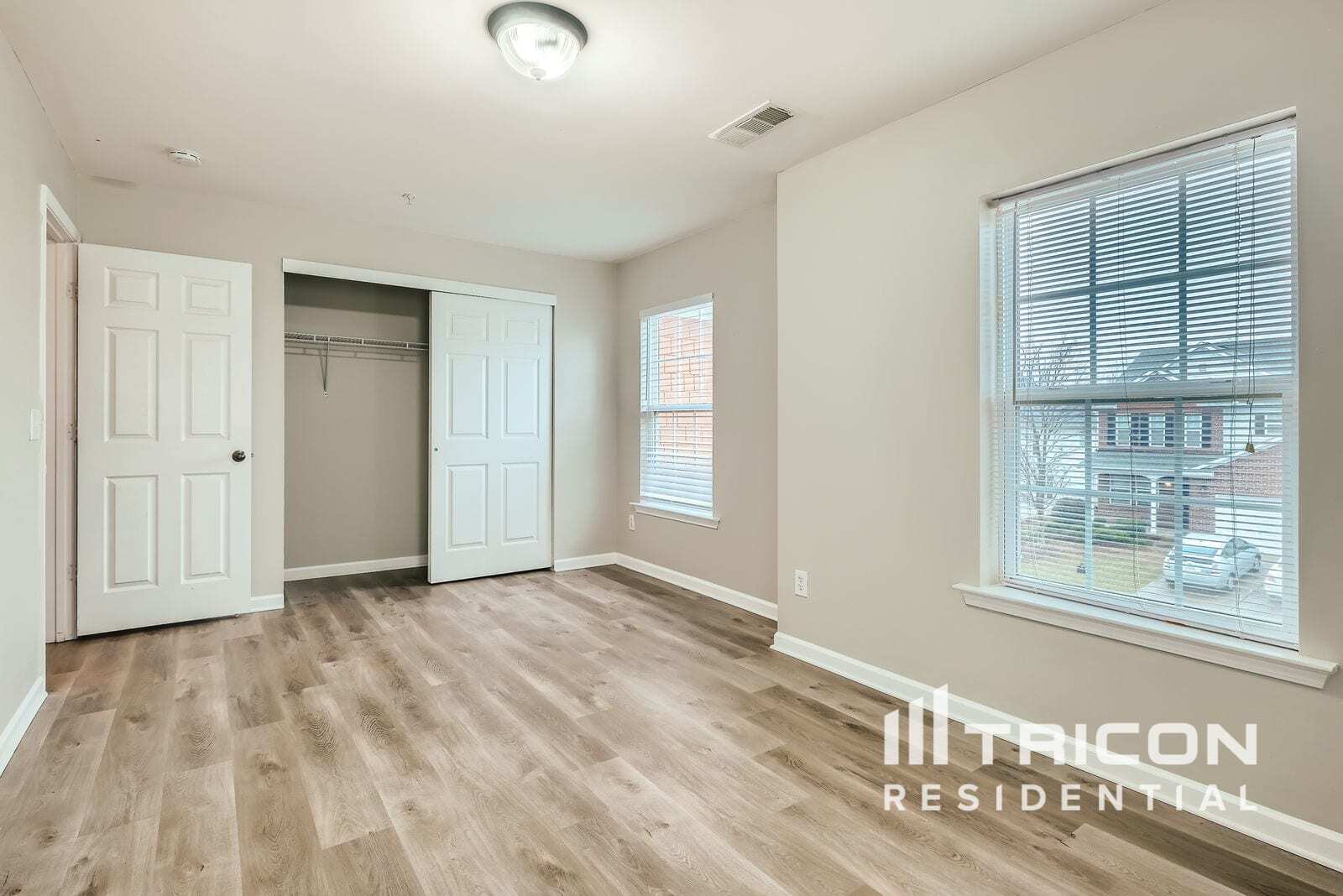 Building Photo - 383 Roseglen Dr NW