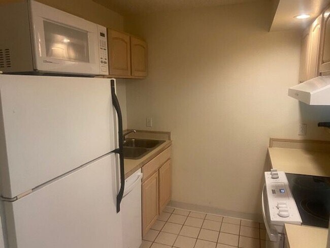 Building Photo - Central Boulder 1 bed 1 bath- pool and Utilities included!