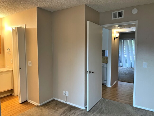 Building Photo - PET FRIENDLY One Bedroom Condo in a Peacef...