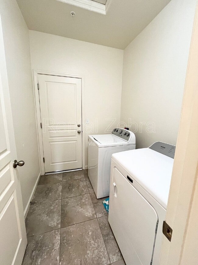 Building Photo - 4304 Strathmore Pl