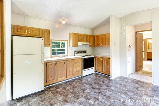 Building Photo - Freshly Renovated 2 Bed, 2 Bath Home on Ac...
