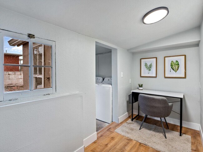 Building Photo - 2 Bed 1 Bath House in Westwood Neighborhood
