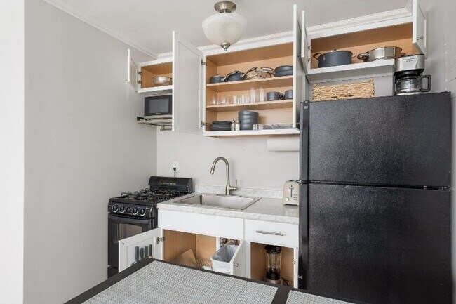 Building Photo - One Bedroom Across From Walking & Biking Trails in Fisher Park - Water & Parking Included