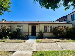 Building Photo - Spacious 2 bedroom, 2 bathroom