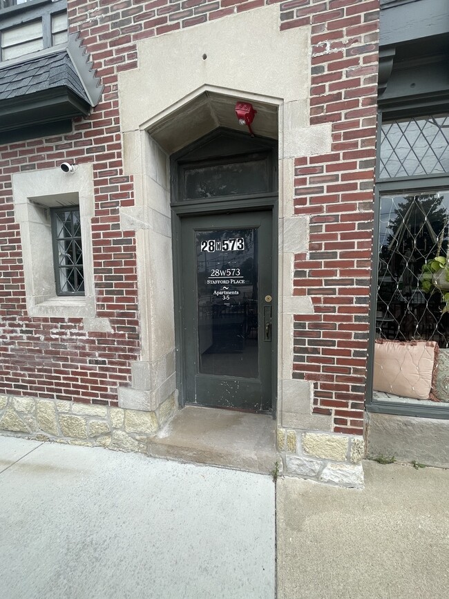 Building Photo - 28W573 Stafford Pl