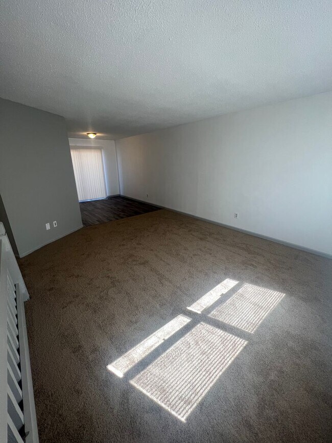 Building Photo - 429-431 Maple Grove Way