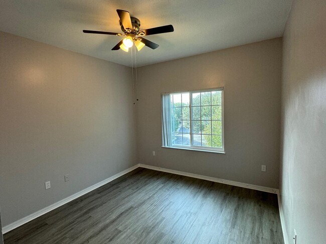 Building Photo - 625 Fairway Dr