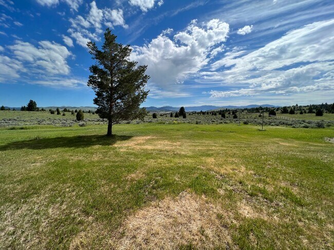 Building Photo - Country living home