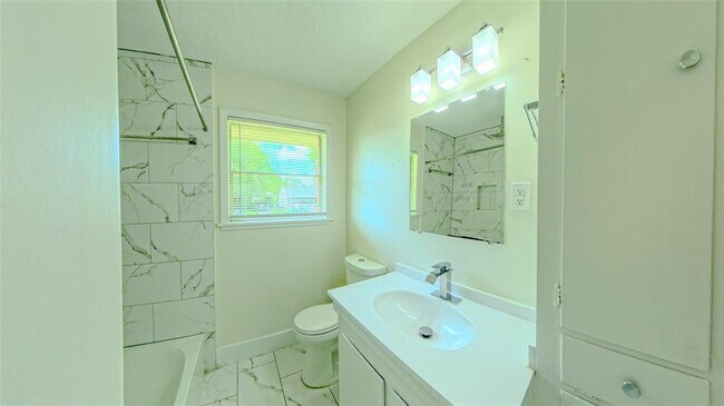 Building Photo - 4322 Tavenor Ln