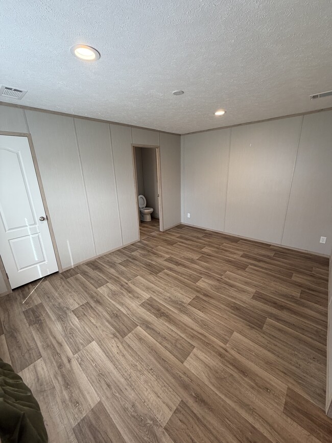 Building Photo - 120 Charles Pl