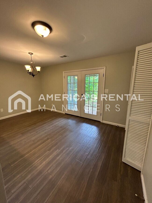Building Photo - 2422 Hampstead Dr