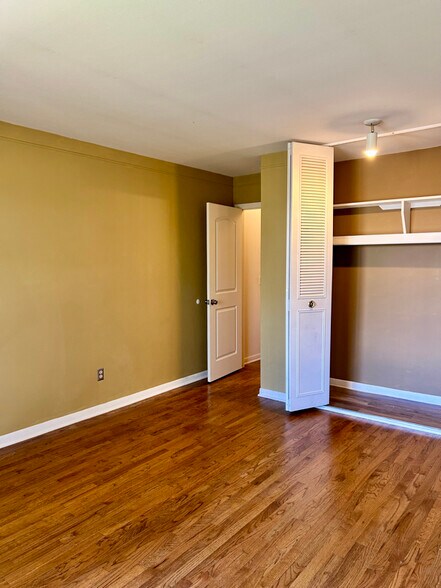 Building Photo - 426 N Fox Hills Dr