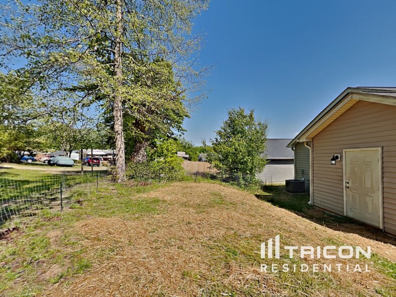Building Photo - 837 Skinner Dr