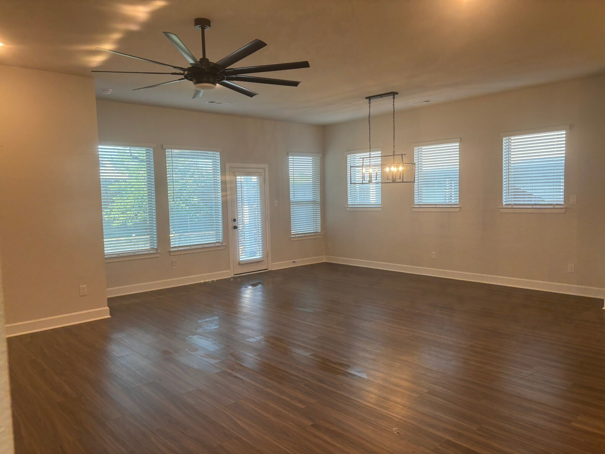 Building Photo - 8625 Spindletop Dr