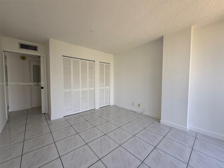 Building Photo - 17011 N Bay Rd