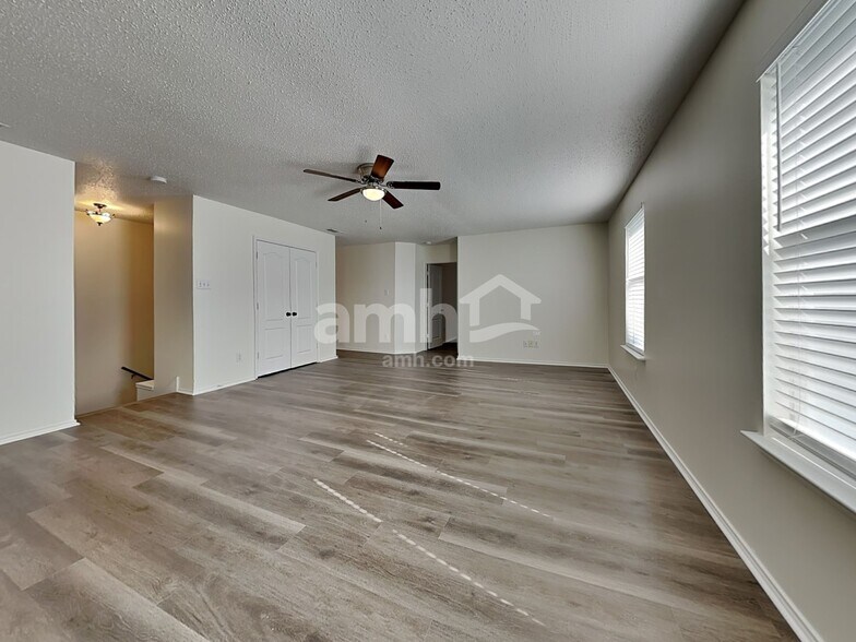 Building Photo - 163 Southlake Dr