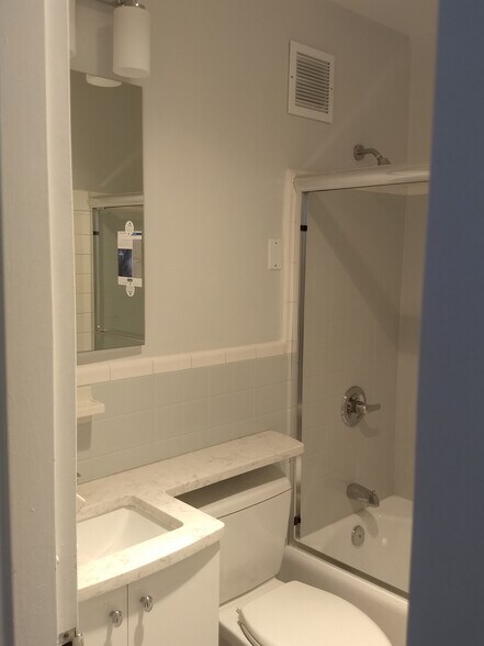 Building Photo - 3535 Chevy Chase Lake Dr