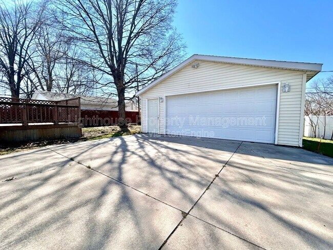 Building Photo - 527 Ferndale Ave NW