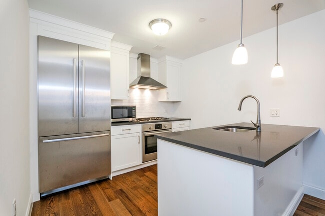 Building Photo - 10 Byron Pl