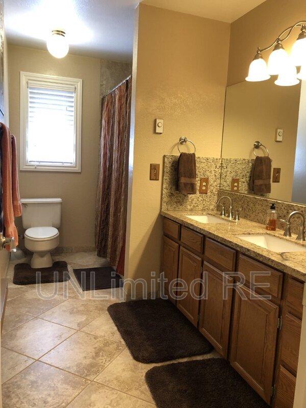Building Photo - 2589 N Oakmont Dr