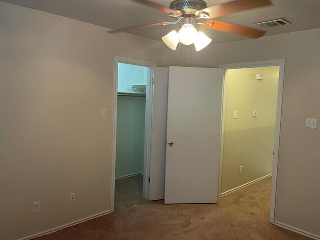 Building Photo - 1033 Christopher Ave