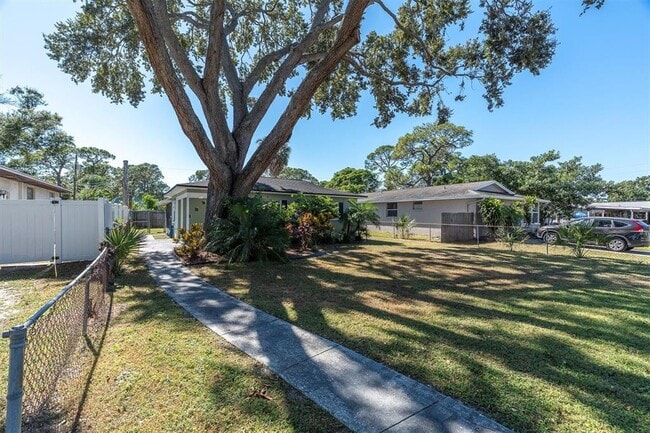 Building Photo - 618 Glenoak St N