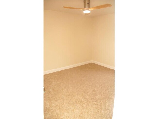 Building Photo - 330 Pondridge Cir
