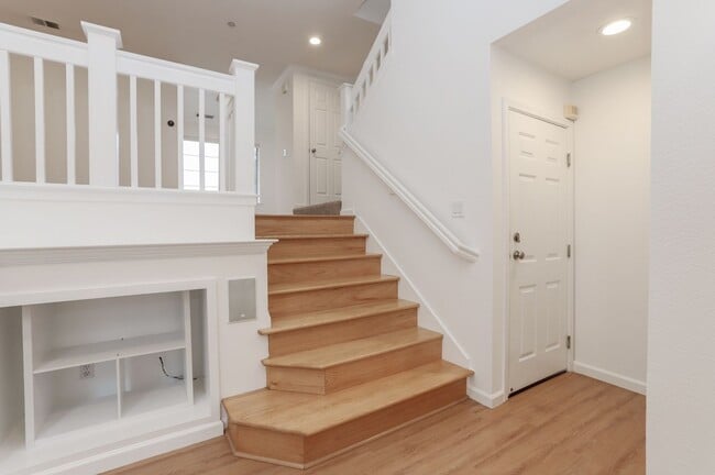 Building Photo - 3 Bed / 2.5 Bath townhome at the Cove in Redwood Shores with garage parking and EV charger. YouTu...