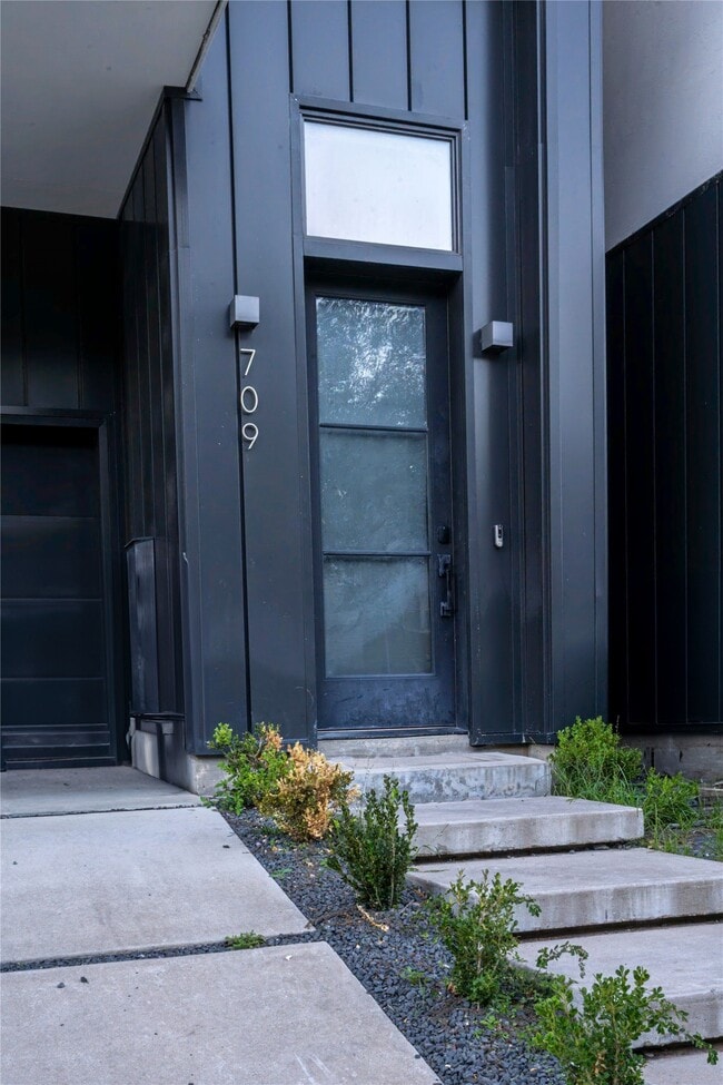 Building Photo - 709 Memorial Heights Dr