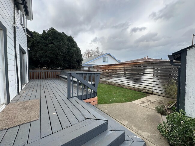 Building Photo - 315 W 3rd St