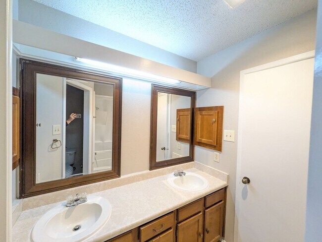 Building Photo - 330 W Byrd Blvd