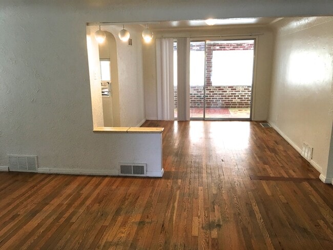 Building Photo - Spacious + Bright 3B Greeley House with Garage!