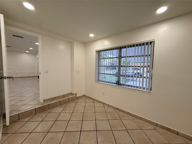 Building Photo - 561 W 39th St