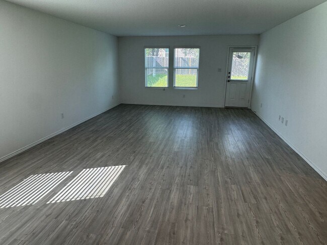 Building Photo - Far west gorgeous townhome ready for move in.