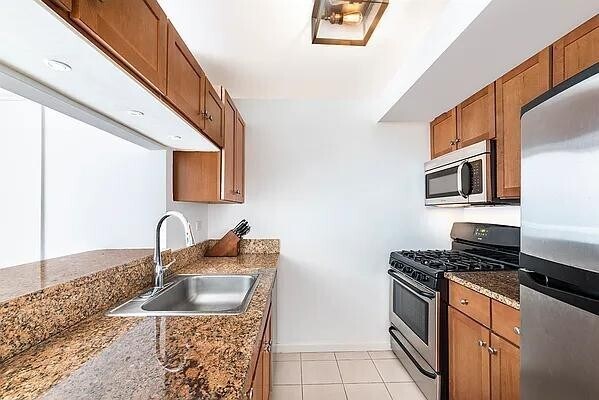 Building Photo - 520 W 23 St